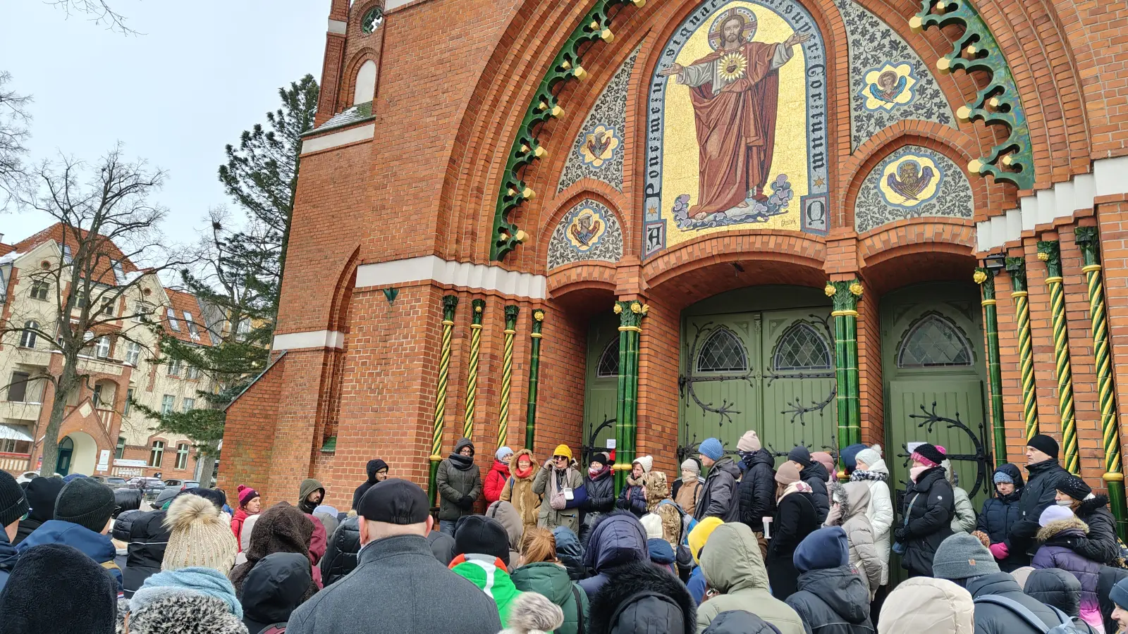 Turyści pod drzwiami kościoła NSPJ w Olsztynie