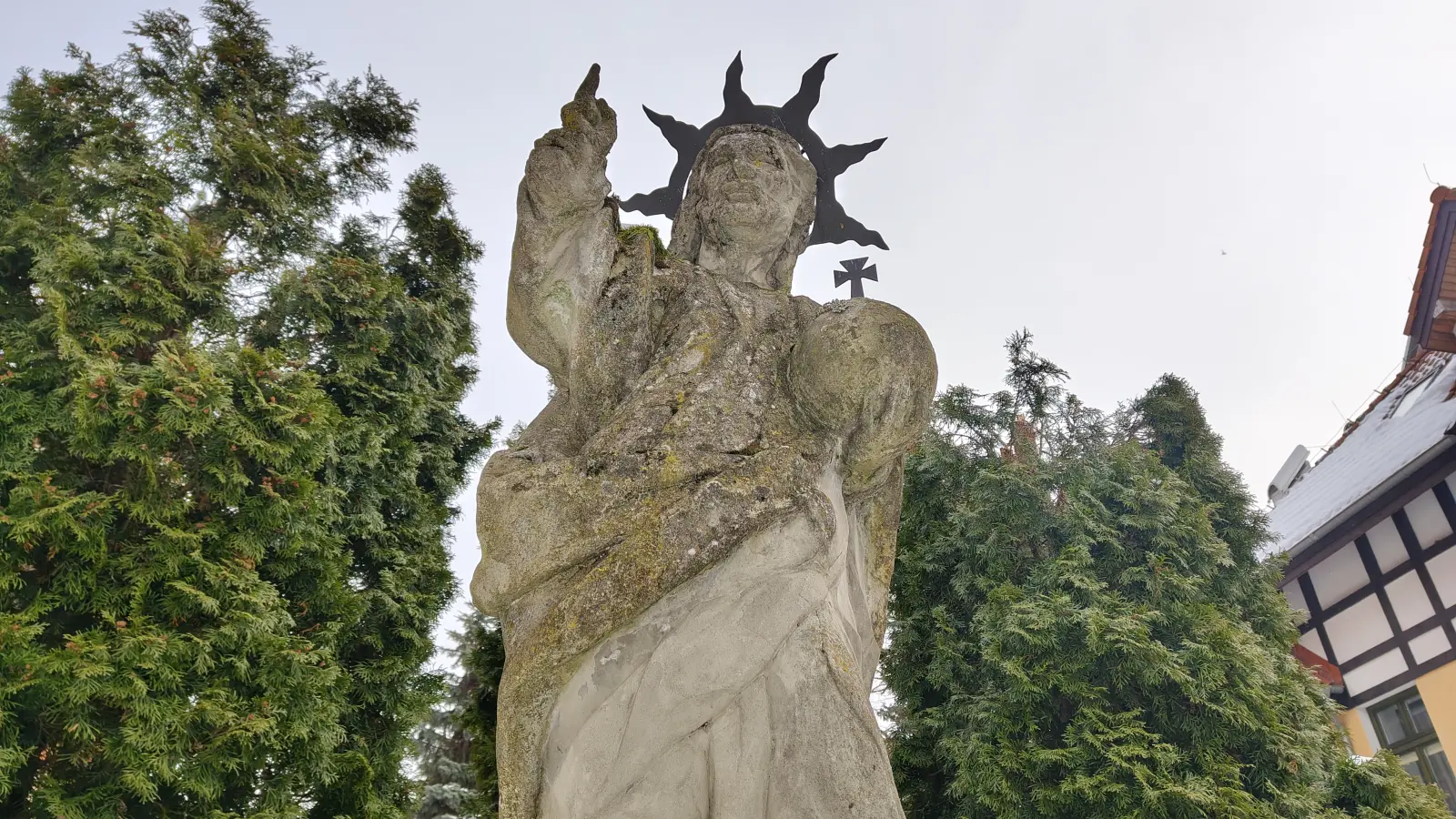 Figura Chrystusa przy kościele NSPJ w Olsztynie