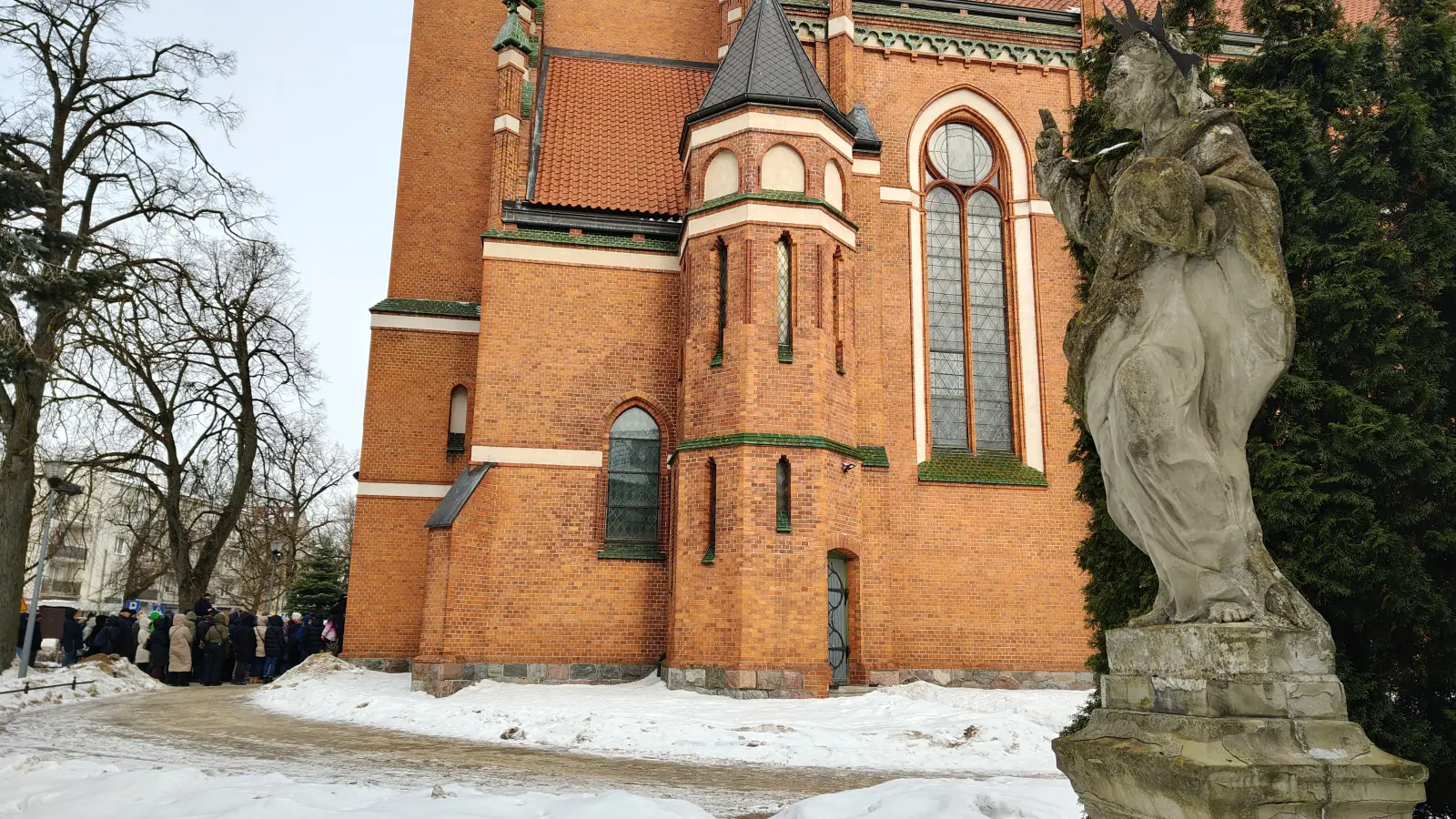 Kościół NSPJ w Olsztynie z figurą Chrystusa