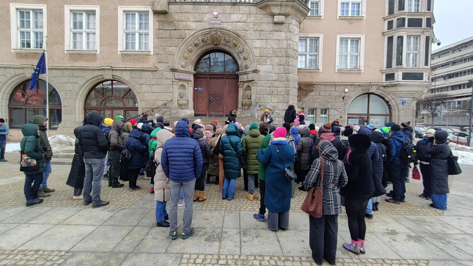 Plac przed olsztyńskim ratuszem z grupą turystów