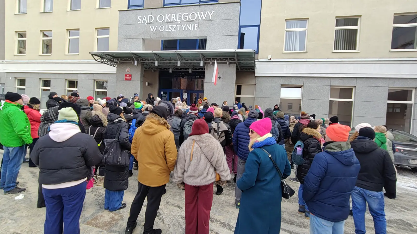 Słuchacze opowięsci o kryminalnym Olsztynie pod sądem okręgowym