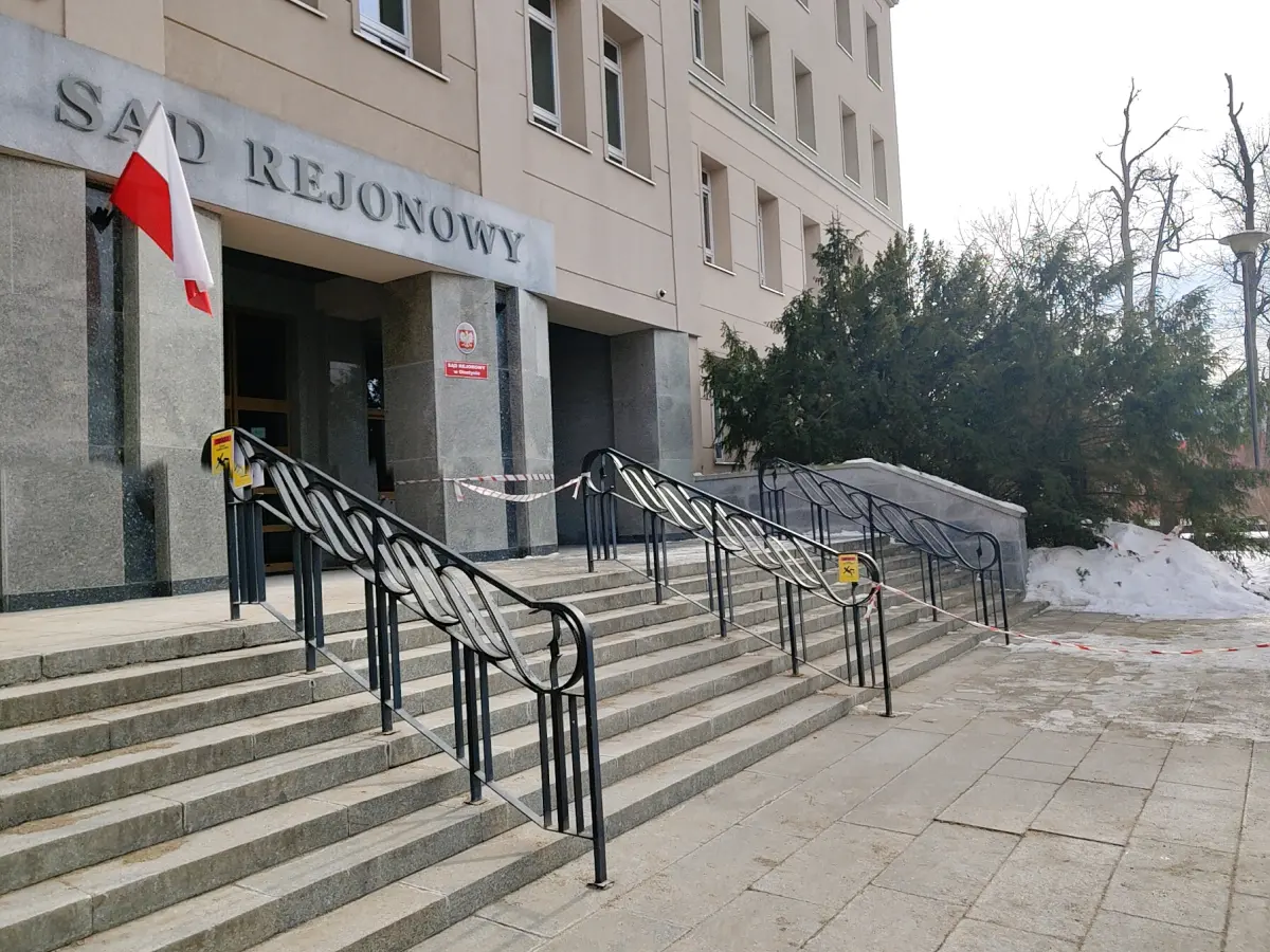 Wejście do sądu rejonowego w Olsztynie