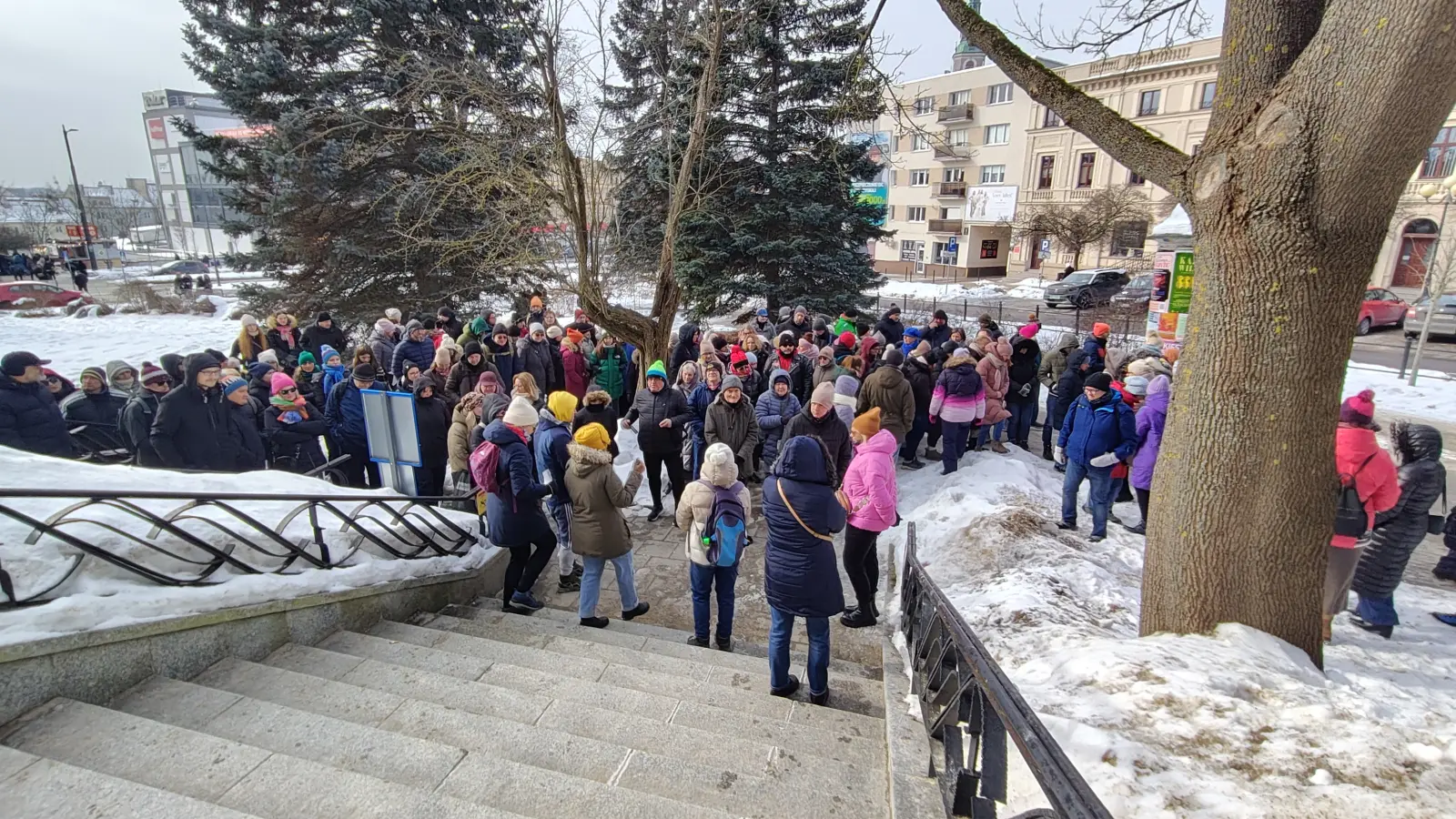 Turyści z przewodnmikiem po Olsztynie pod Sądem