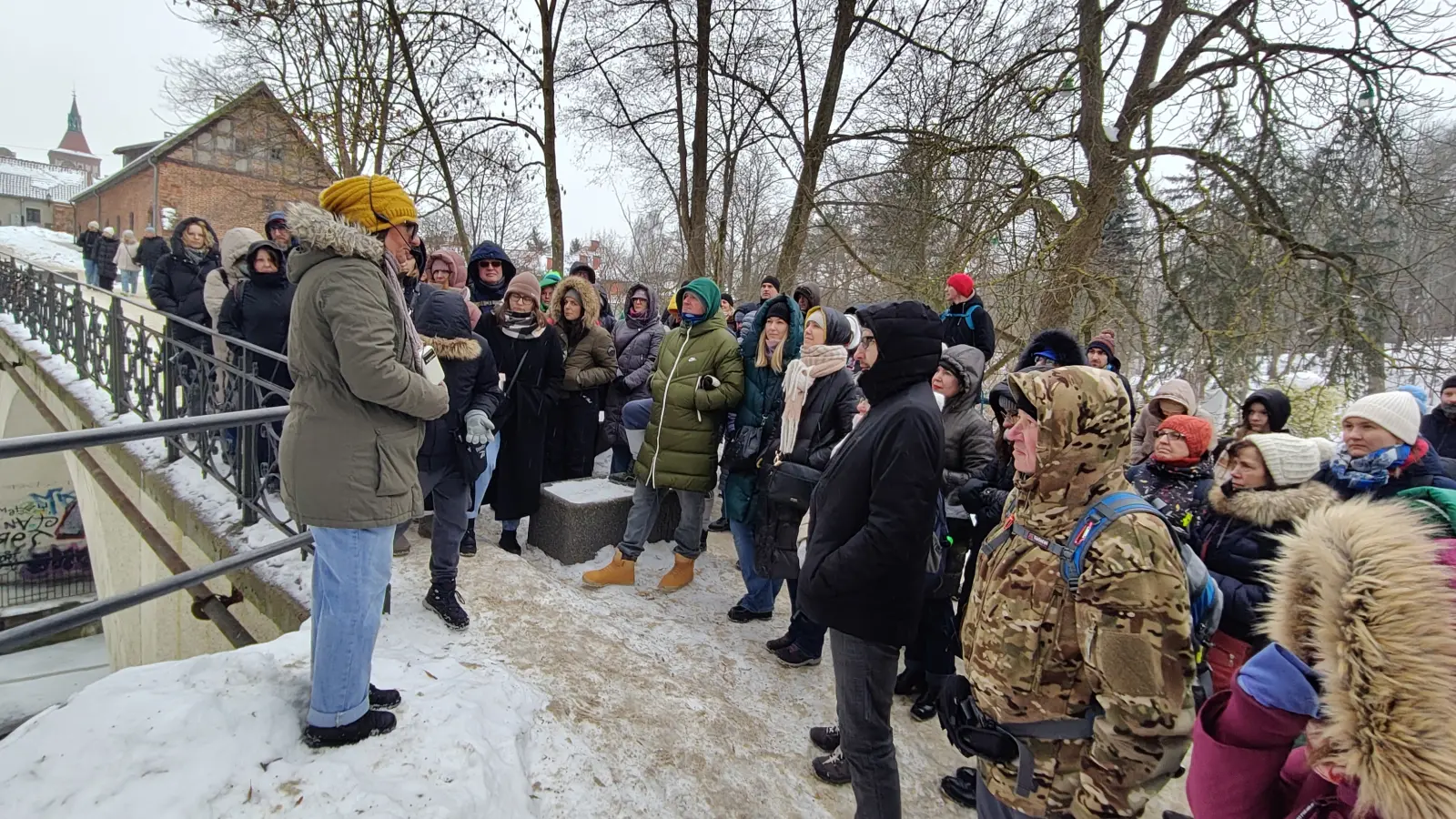 Turyści słuchają opowieści o zuchwałej kradzieży na zamku