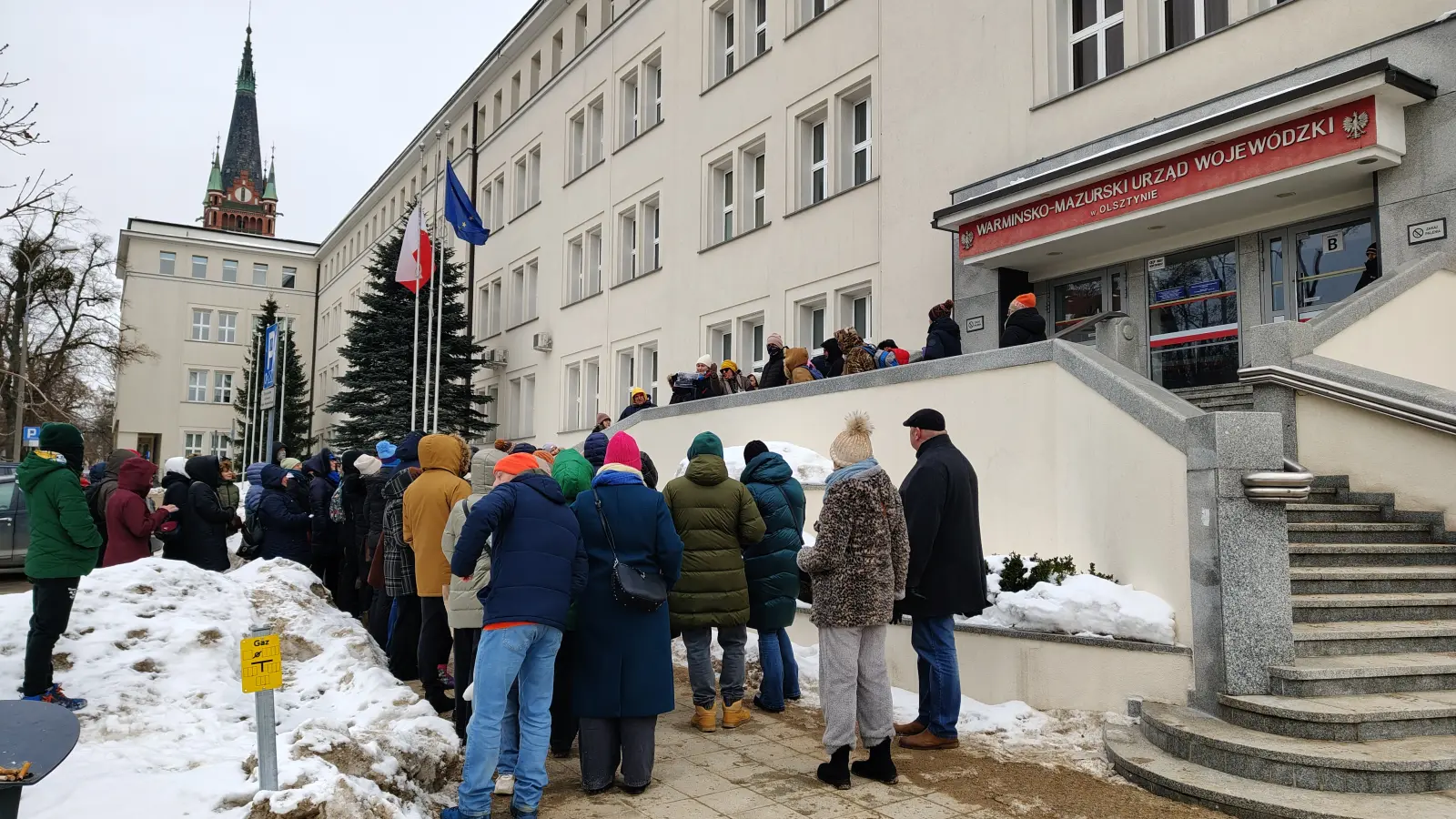 Grupa turystów na wycieczce po Olsztynie