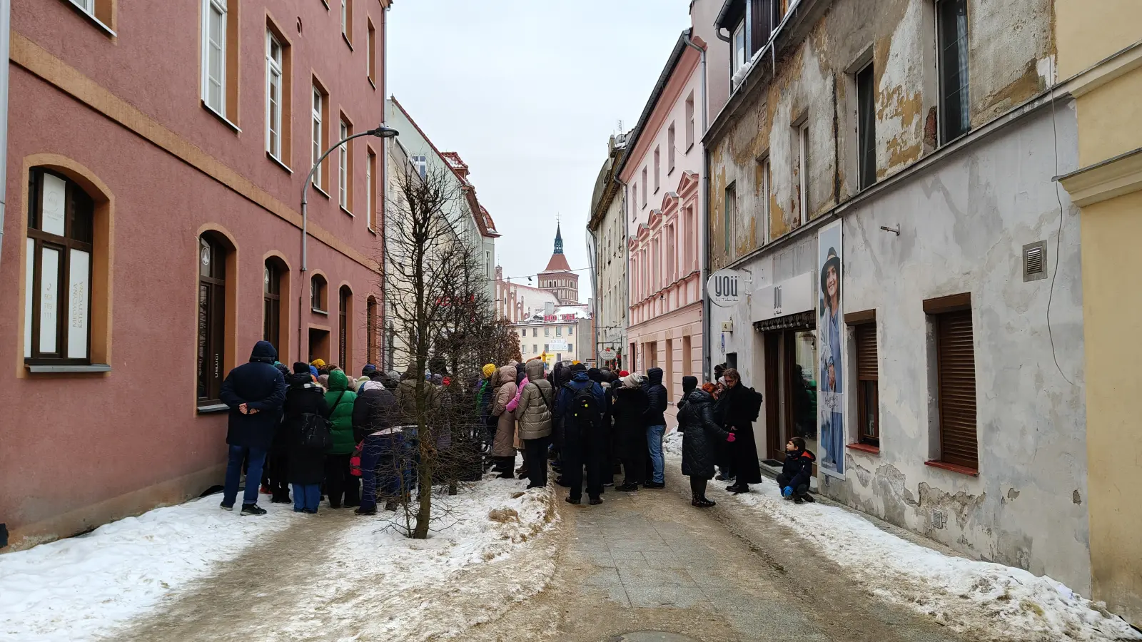 Turyści w uliczce między ulicą Wyzowlenia a Starym Miastem w Olsztynie