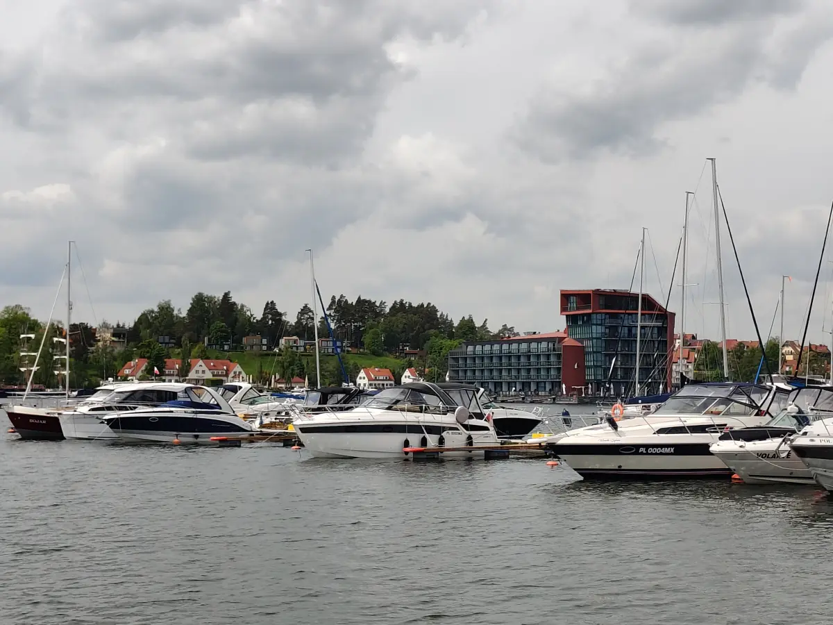 Port w Mikołajkach z widokiem na hotel na wodzie