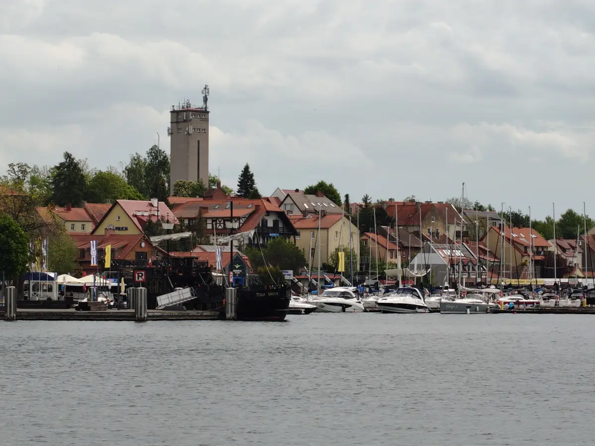 Promenada w Mikołajkach widziana z drugiego brzegu jeziora mikołajskiego