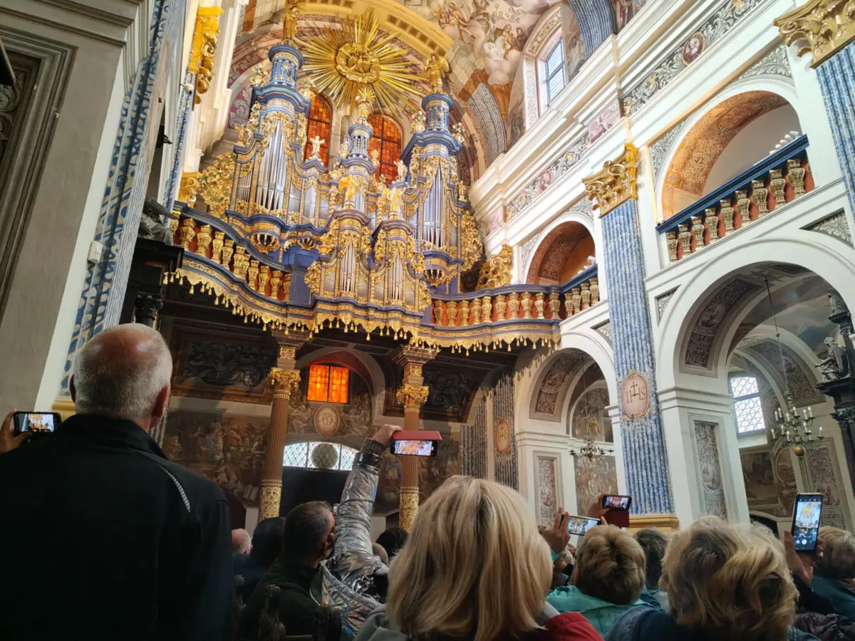 Ruchome organy w Świętej Lipce z figurami aniołów