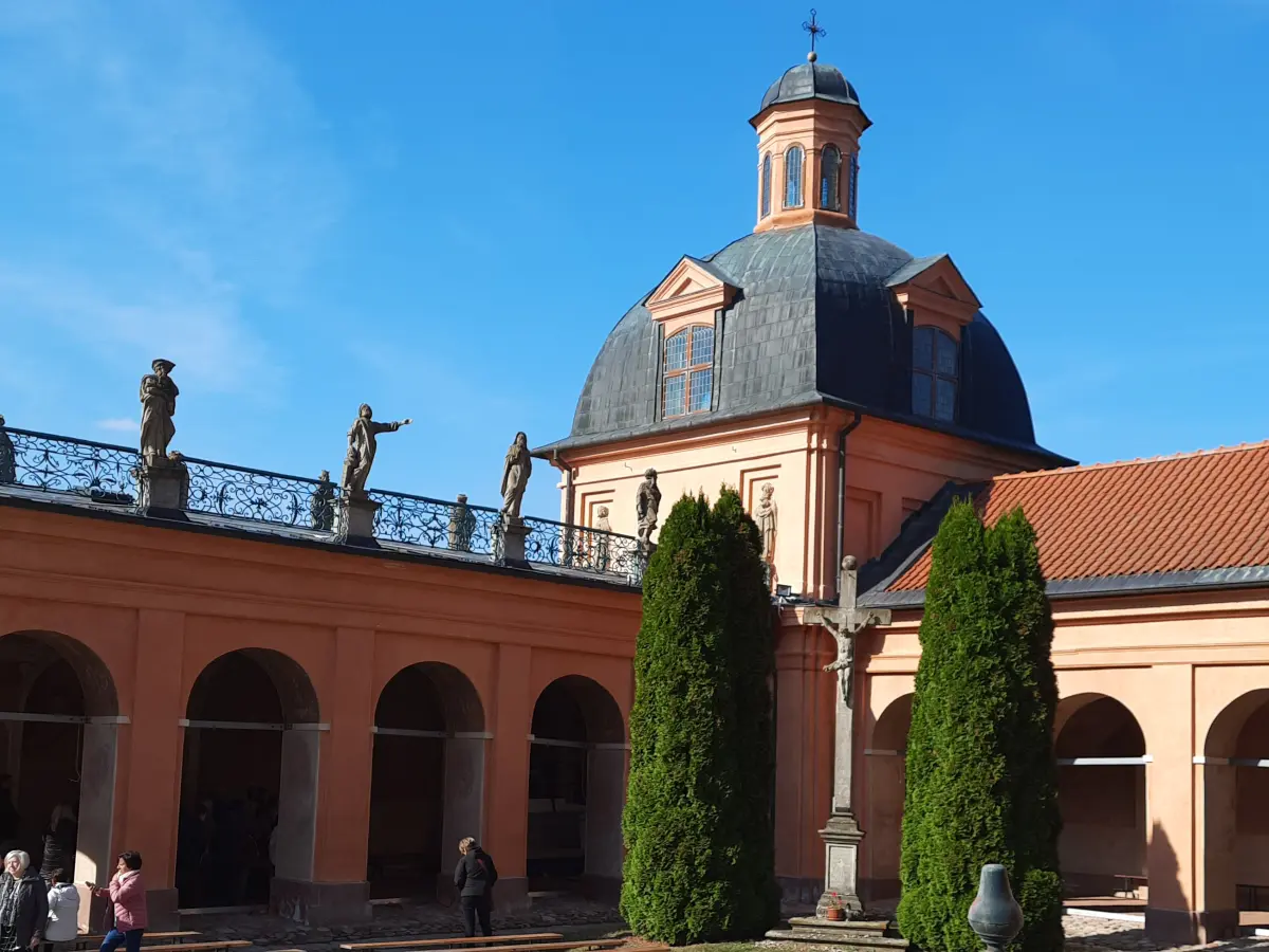 Kopuły kaplic w bazylice świętolipskiej