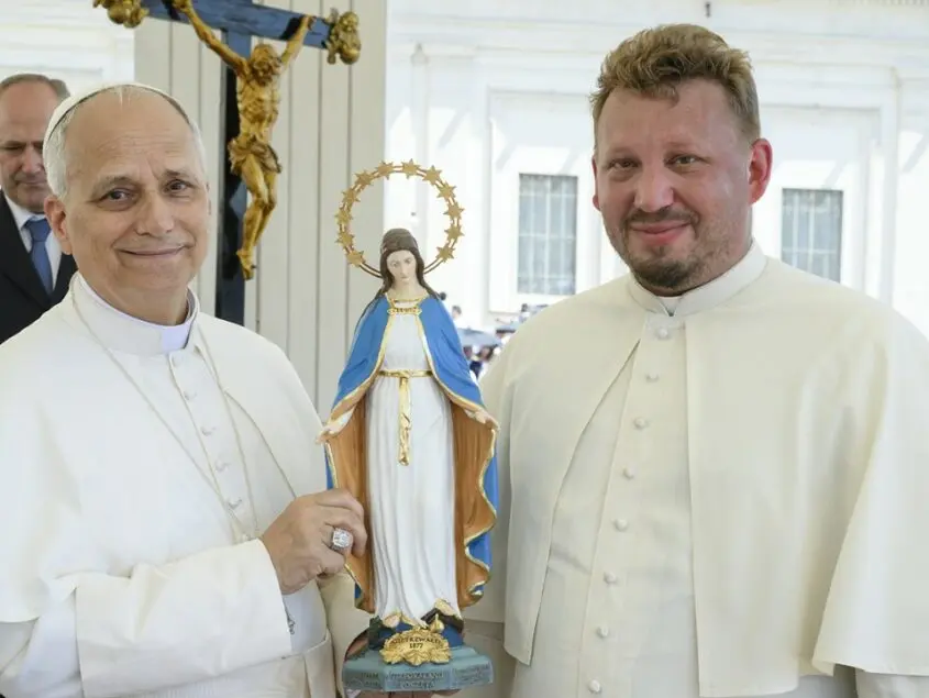Papież Leon XIV z kustoszem sanktuariumw Gietrzwałdzie