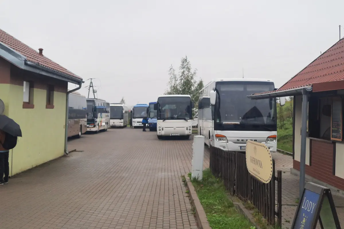 Parking dla autokarów w Gietrzwałdzie znajduję blisko Sanktuarium