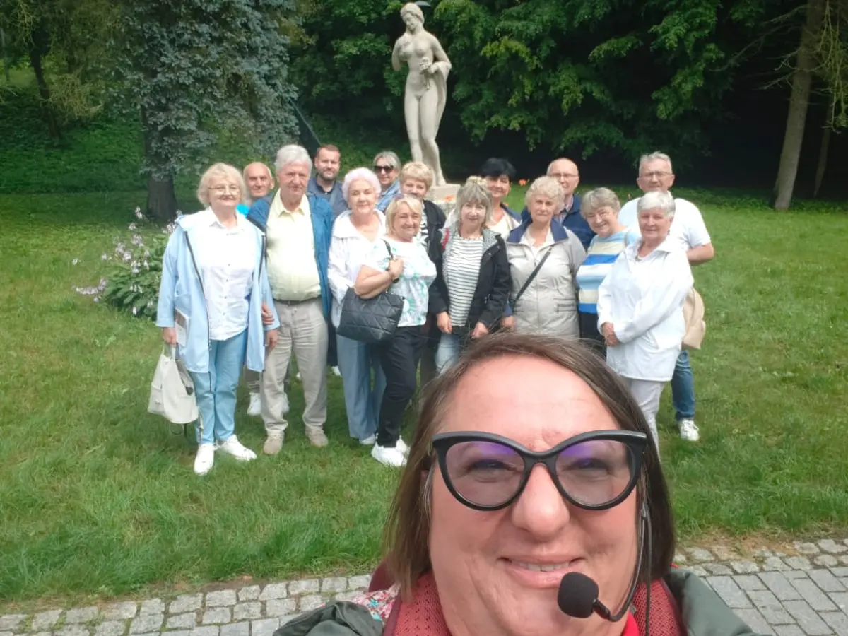 Przewodnik z grupą Senioró przy pomniku Łyny