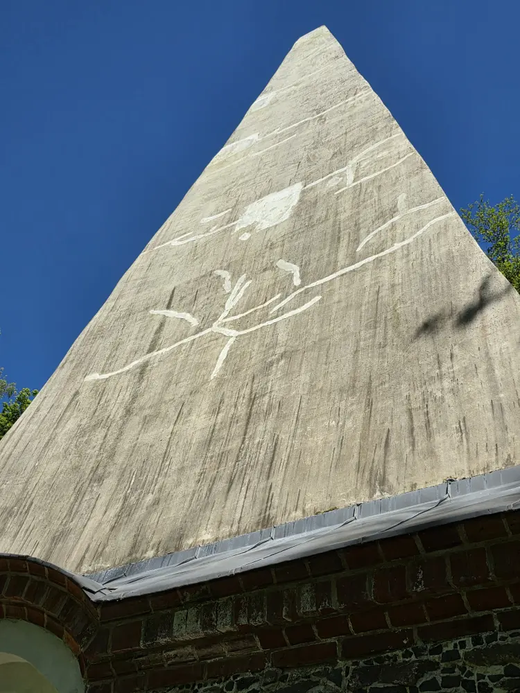 Monumentalna piramida w Rapie