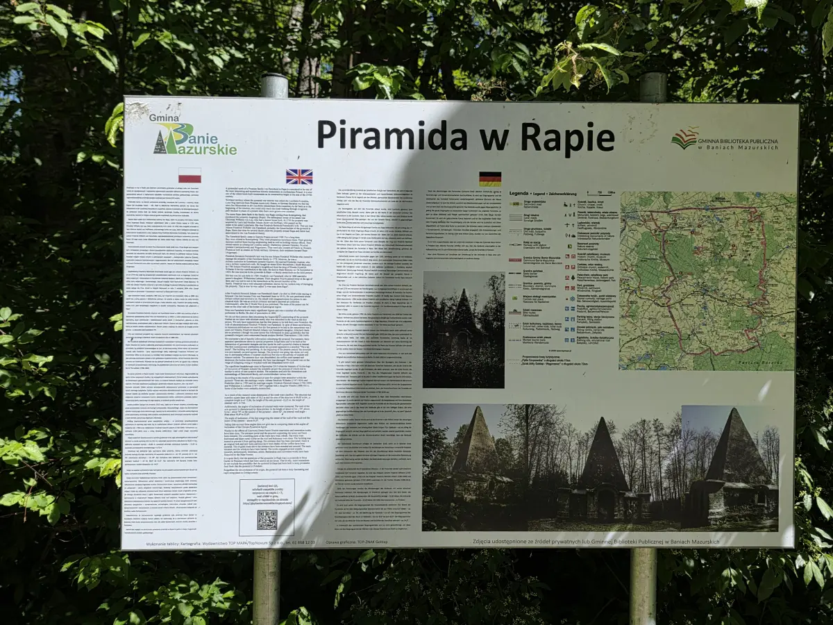 Tablica informacyjna o piramiedzie w Rapie